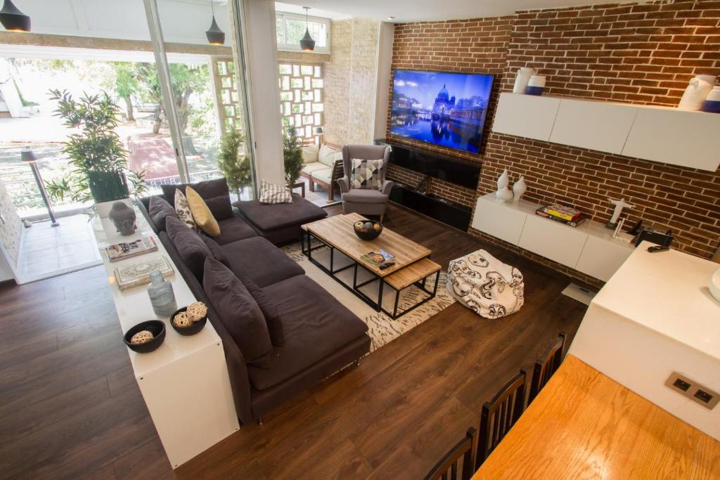 TV a/nebo společenská místnost v ubytování Charming 3 Bedroom Apt in Agdal