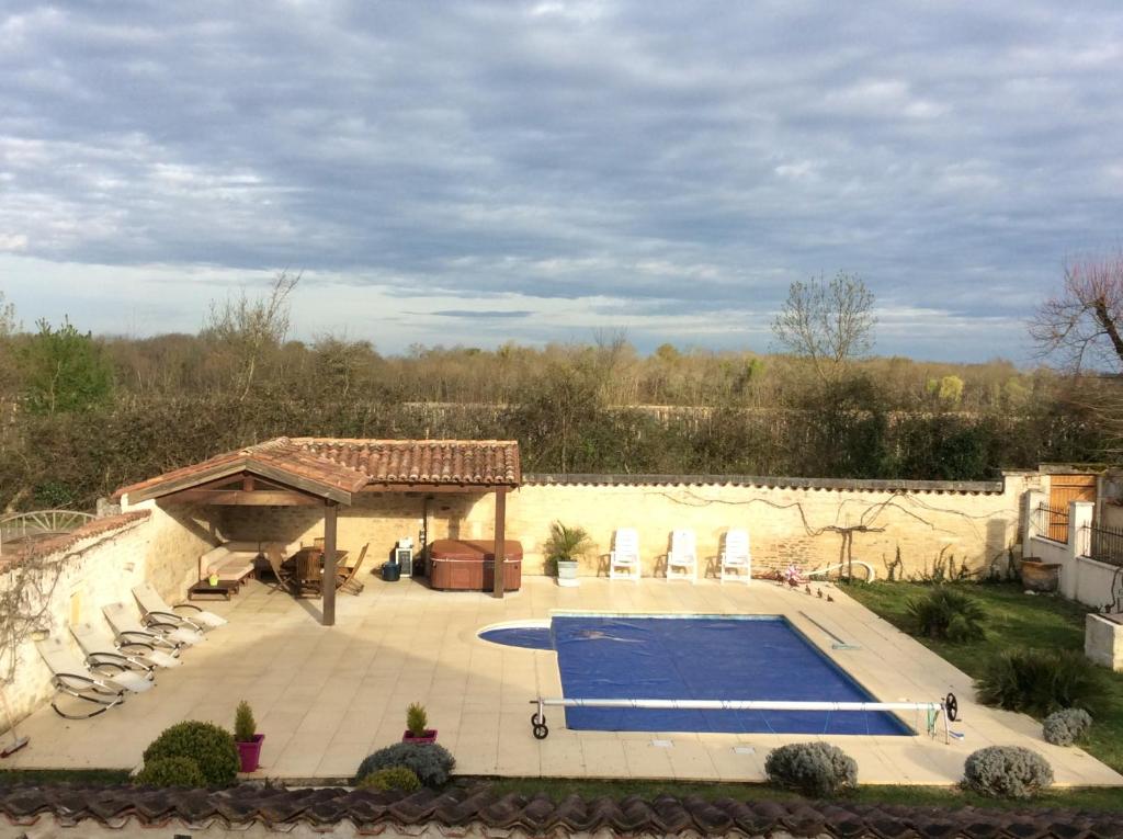 une piscine extérieure avec un pavillon dans l'établissement Poppy's Paradise, à Bréville
