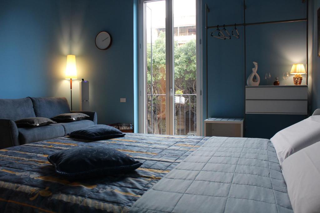 Postel nebo postele na pokoji v ubytování FALSTAFF Rooms & Suites