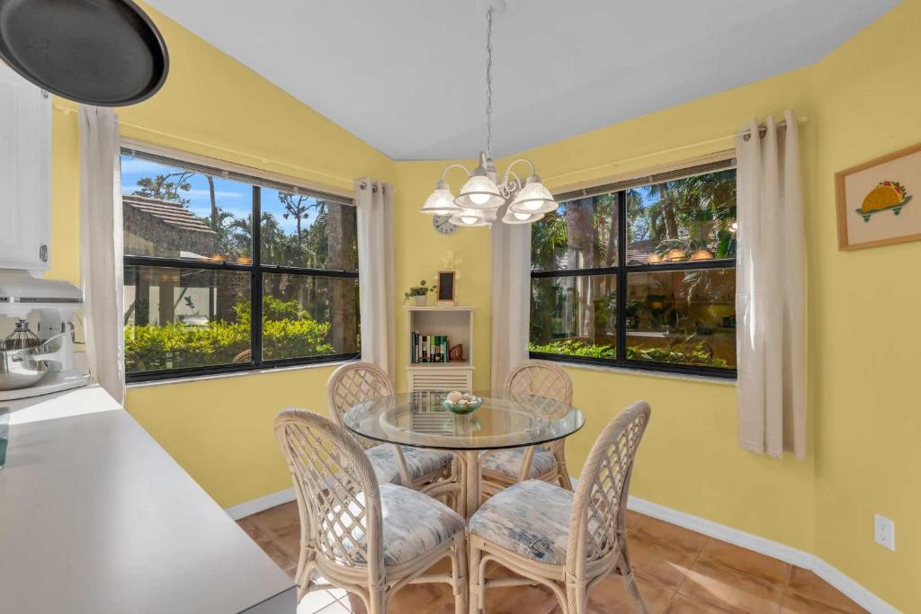 Bonita Bay Elegant Villa Beach Access Included, Bonita Springs