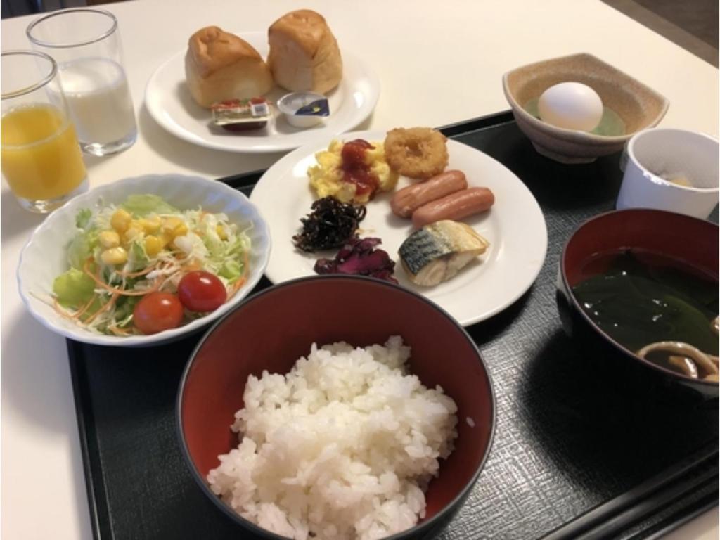 un vassoio con piatti di cibo su un tavolo di Smile Hotel Shirakawa - Vacation STAY 68161v a Nishigo