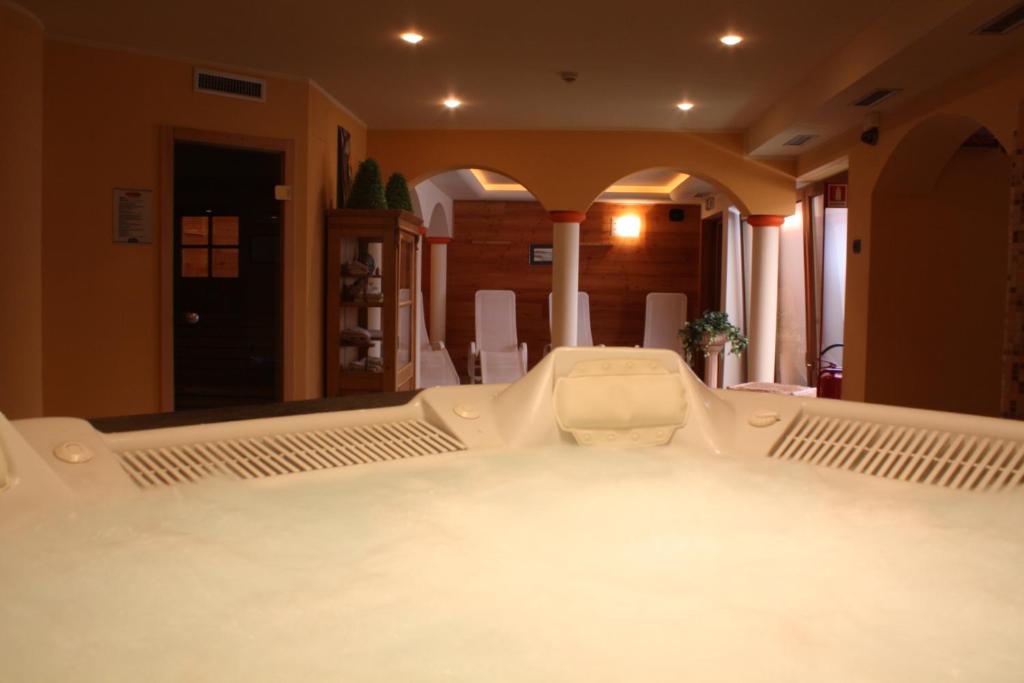 Postel nebo postele na pokoji v ubytování Le Rocher Hotel