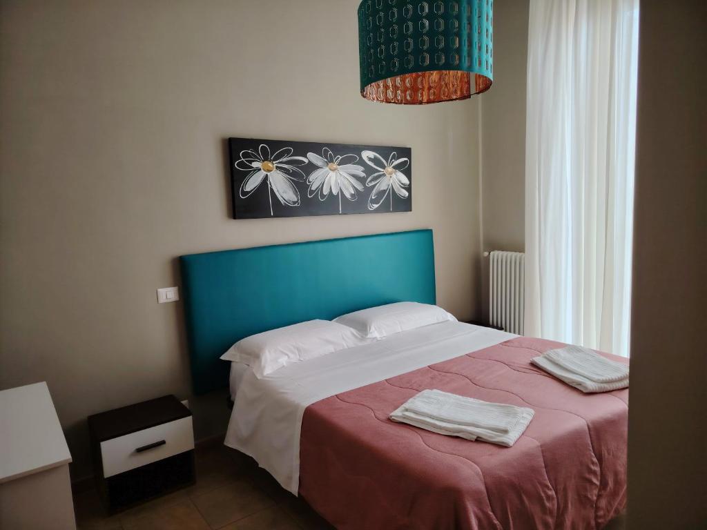 sypialnia z łóżkiem i dwoma ręcznikami na nim w obiekcie B&B Lucana 22 w mieście Matera