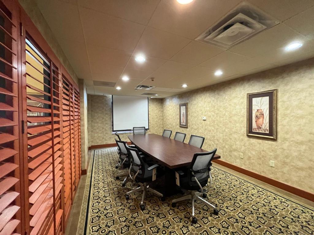 Konferenční prostory v ubytování Wingate by Wyndham Peoria - Complimentary Area Shuttle