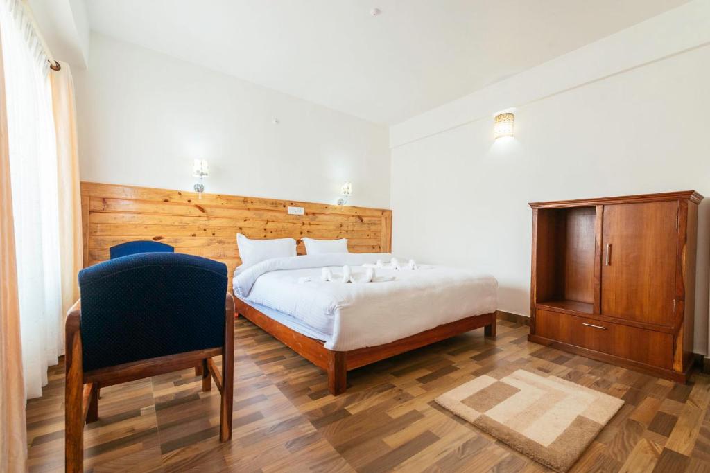 Säng eller sängar i ett rum på Tristar Hotel
