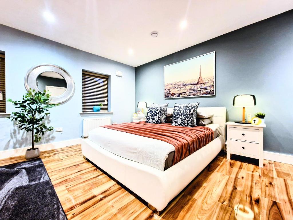 Postel nebo postele na pokoji v ubytování Master bedroom with ensuite