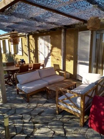 un patio avec un canapé, une table et des chaises dans l'établissement Casa Matte, à Ajaccio