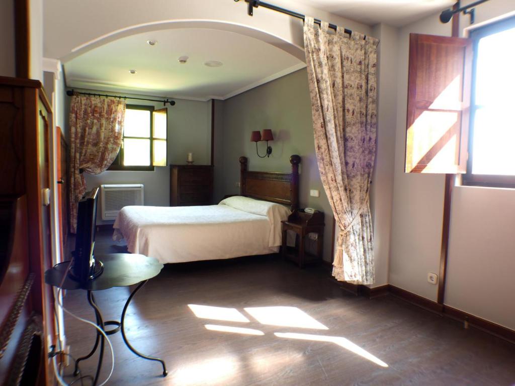 Cama o camas de una habitación en Hotel Comillas