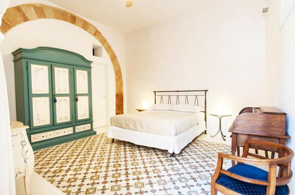 een slaapkamer met een bed en een groene kast bij Casa Marsalia in Marsala