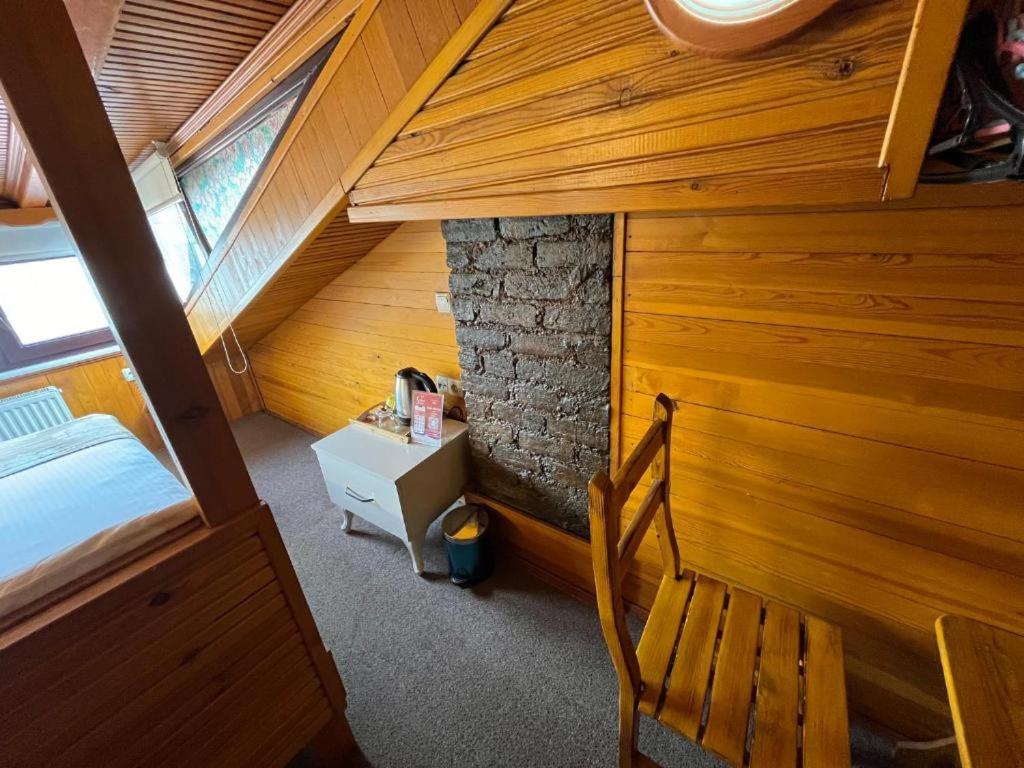 Postel nebo postele na pokoji v ubytování Le Safran Suite Hotel
