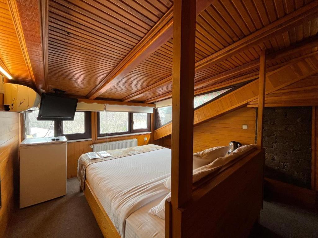 Postel nebo postele na pokoji v ubytování Le Safran Suite Hotel