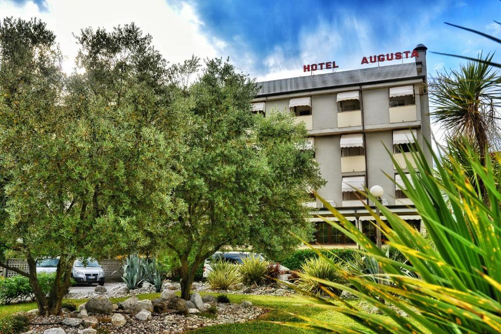 A garden outside Hotel Villa Augusta