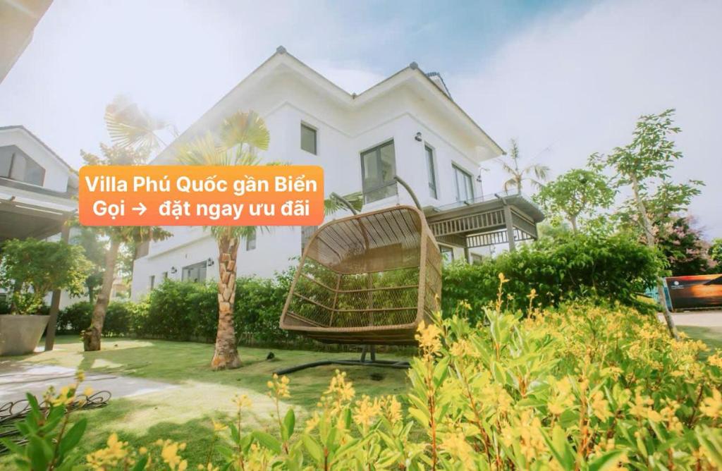 una señal frente a una casa blanca en Villa Phú Quốc Gần Biển, en Phu Quoc