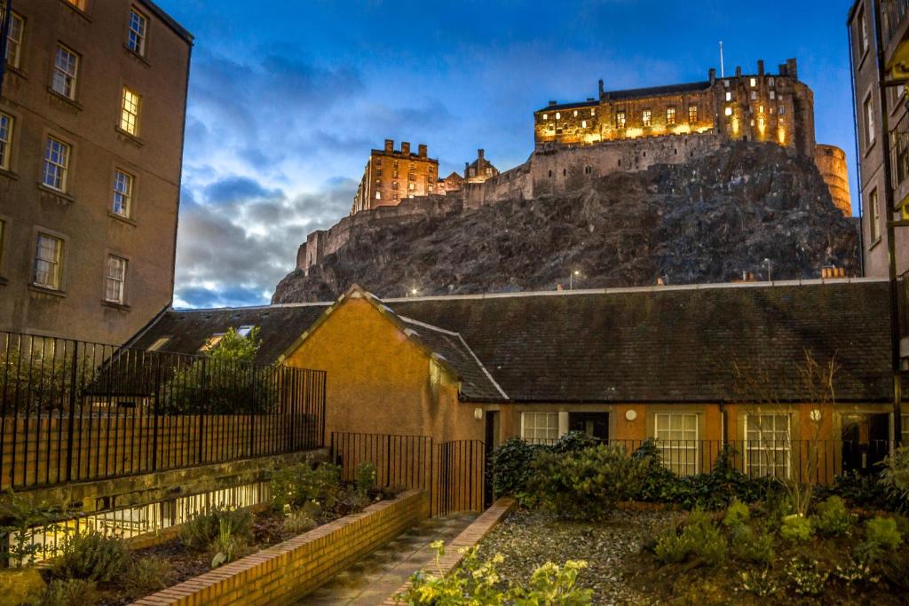 un edificio con un castillo en la cima de una colina en Castle view&Grassmarket studio flat with Luxury bathroom, en Edimburgo