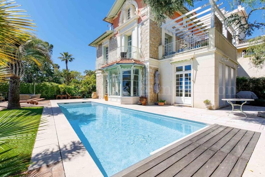 une maison avec une piscine devant dans l'établissement Le Clos d'Azur, à Cannes