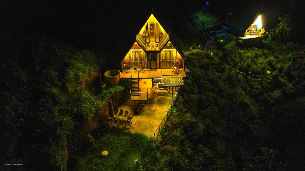 una vista aérea de una casa grande por la noche en SilenT Hill Cottage, en Gant'iadi