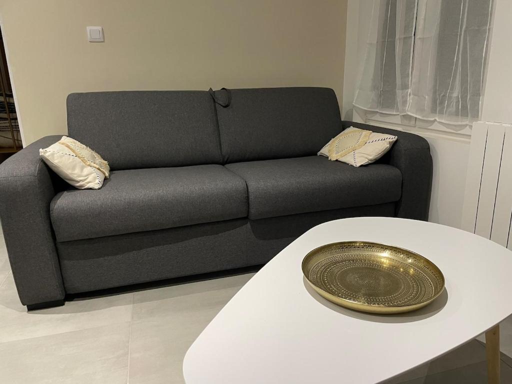 un salon avec un canapé et une table dans l'établissement Au bout du quai, à Abbeville