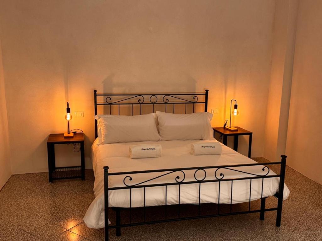 Postel nebo postele na pokoji v ubytování Borgo Sant Angelo