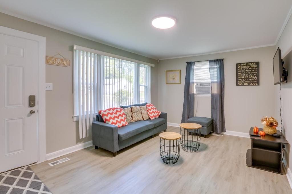 Posezení v ubytování 3 Mi to Dtwn Greensboro! Cozy Cottage with Deck