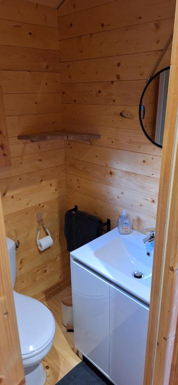 Kúpeľňa v ubytovaní Roulotte la Bohême est son Spa en Baie de Somme