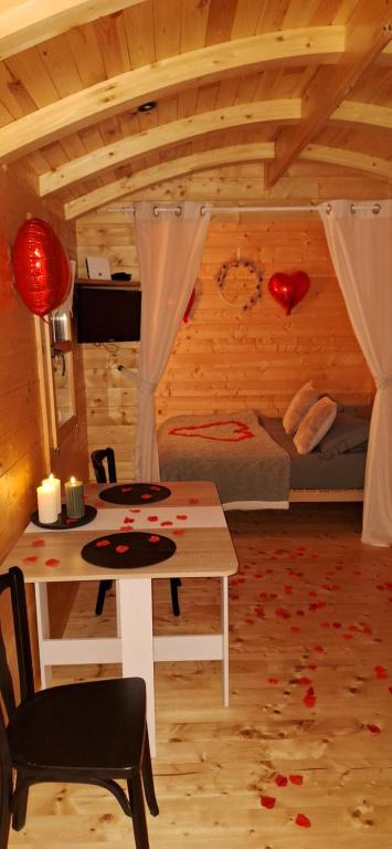 Posteľ alebo postele v izbe v ubytovaní Roulotte la Bohême est son Spa en Baie de Somme