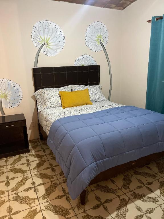 Postel nebo postele na pokoji v ubytování HOTEL CUATRO CAMINOS