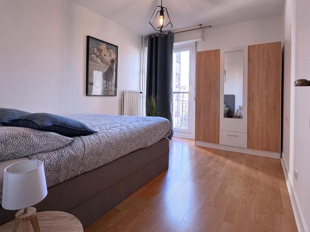Łóżko lub łóżka w pokoju w obiekcie Appartement Chopin au coeur de Nancy