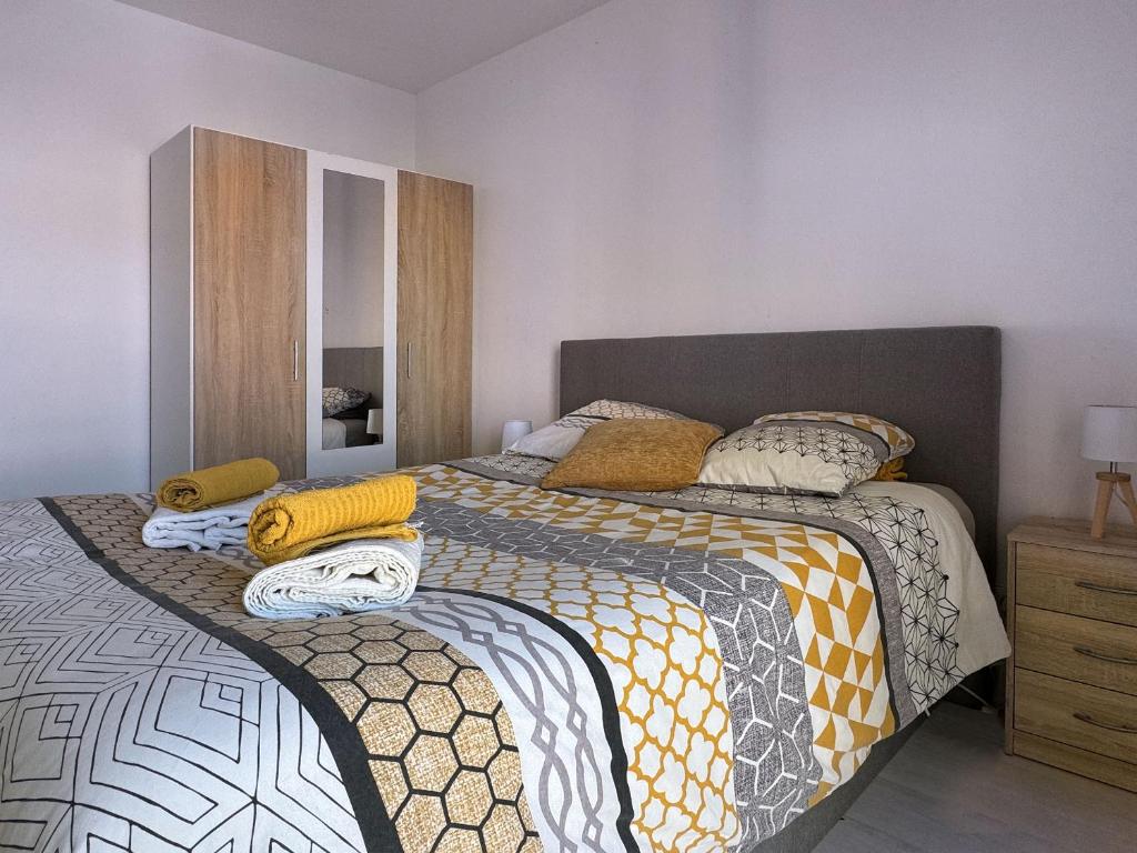 Łóżko lub łóżka w pokoju w obiekcie Appartement Chopin au coeur de Nancy