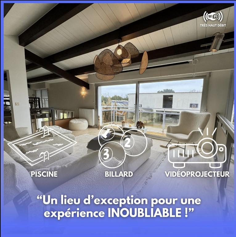 un salon avec un lit et une grande fenêtre dans l'établissement La Villa - Piscine - Billard, à Belleville-sur-Vie