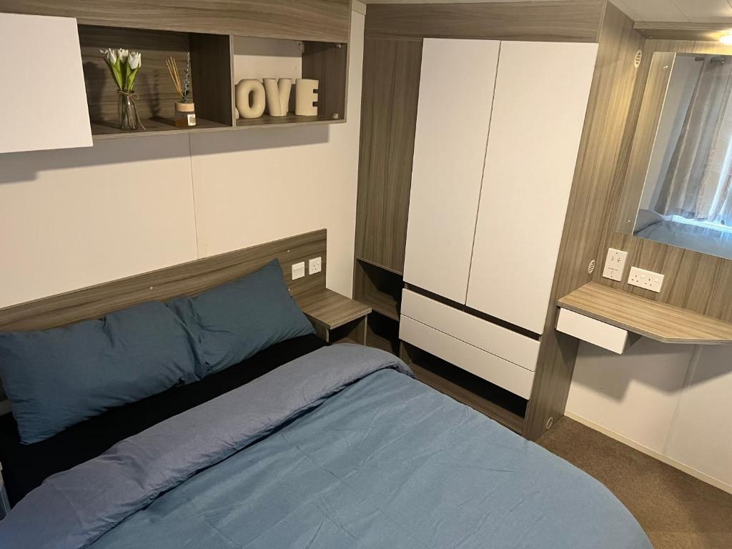 Postel nebo postele na pokoji v ubytování Lyons Winkups holiday park ll22 9EL