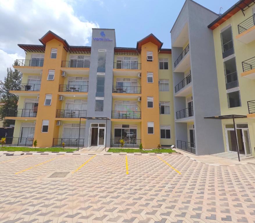 un parking vide devant un immeuble dans l'établissement Vista Luxury Apartment, à Kigali