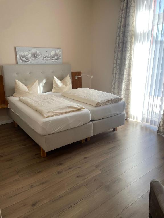 Postel nebo postele na pokoji v ubytování Hotel Markgräfler Hof