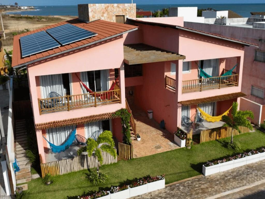 una casa con pannelli solari sul tetto di Casa Gostoso Mar - Apartamentos a São Miguel do Gostoso