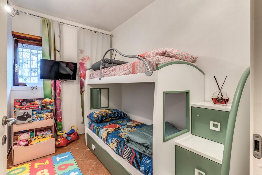 2 Etagenbetten in einem Zimmer mit einem Bett in der Unterkunft ZEN RELAX FLAT - free parking in Passoscuro