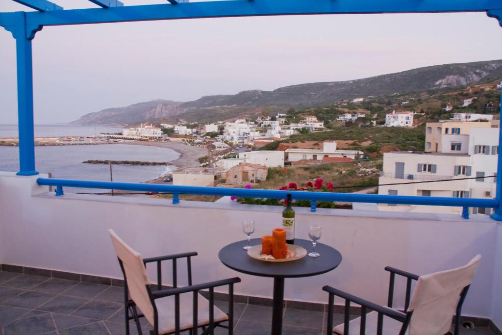 アギア・ペラギア・キュティーラにあるRomantica Hotelの海の景色を望むバルコニー(テーブル付)