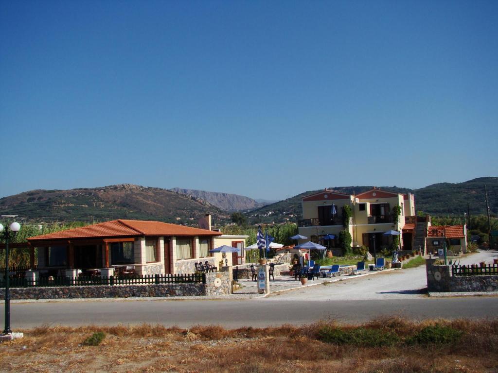 una calle con casas al lado de una carretera en Drapania Beach Marinakis, en Kissamos