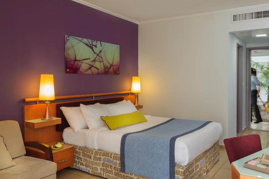 Postel nebo postele na pokoji v ubytování Leonardo Club Eilat - All Inclusive
