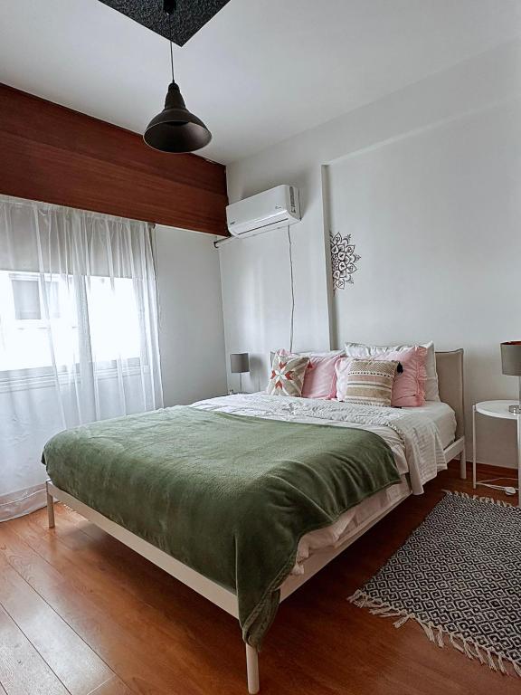 Llit o llits en una habitació de Comfortable Engomi Apartment
