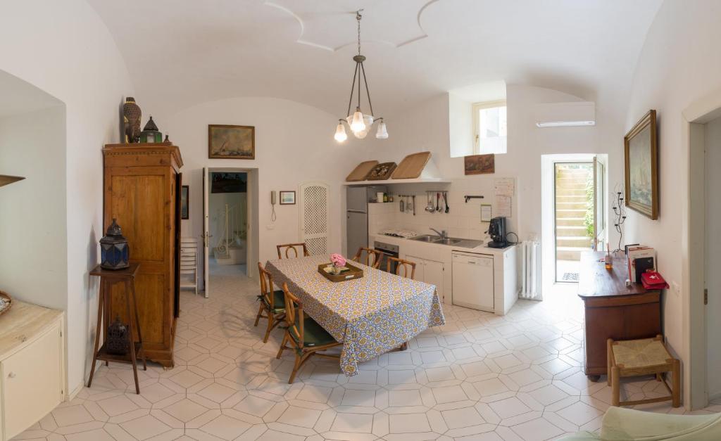Kuchyň nebo kuchyňský kout v ubytování Villa Aurora Caprese