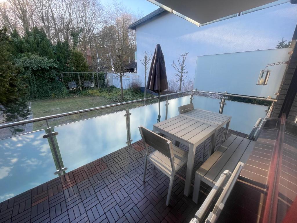Bazén v ubytování "Zur Kleinen Insel" TOP Lage 3 Min zum Strand, Blick in den Wald, perfekt für Paare und Familien mit Strandkorb -Hauptsaison- und Parkplatz nebo v jeho okolí