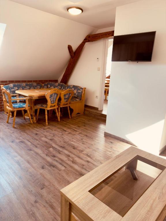 TV a/nebo společenská místnost v ubytování Penzion, Restaurace Jaro Věšín Brdy