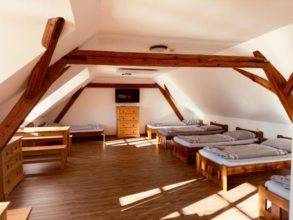 Postel nebo postele na pokoji v ubytování Penzion, Restaurace Jaro Věšín Brdy