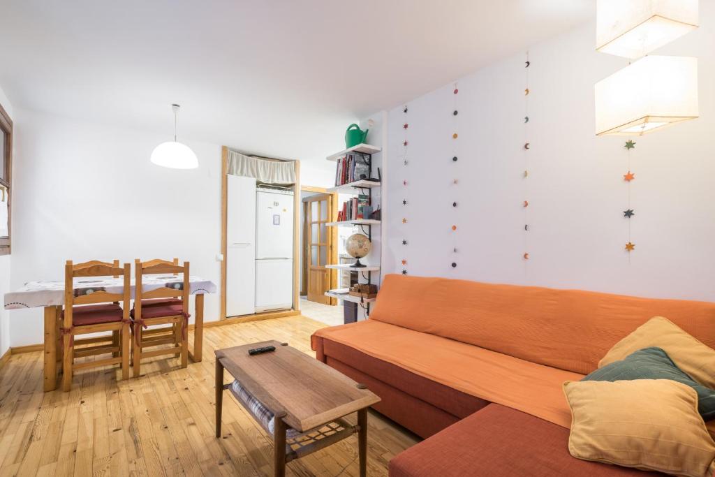 a living room with a couch and a table at Apartamento La Benasquita in Benasque