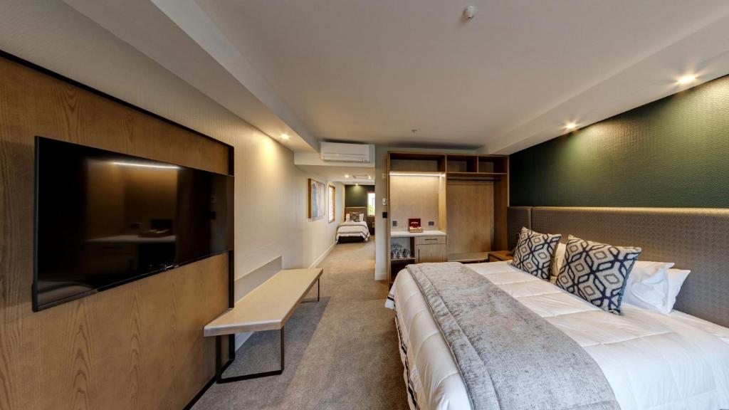 TV a/nebo společenská místnost v ubytování Distinction Luxmore Hotel