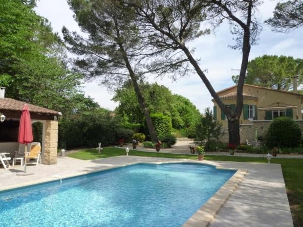 une piscine dans la cour d'une maison dans l'établissement Charming villa Pont-du-Gard - 6 to 8 people, à Vers-Pont-du-Gard