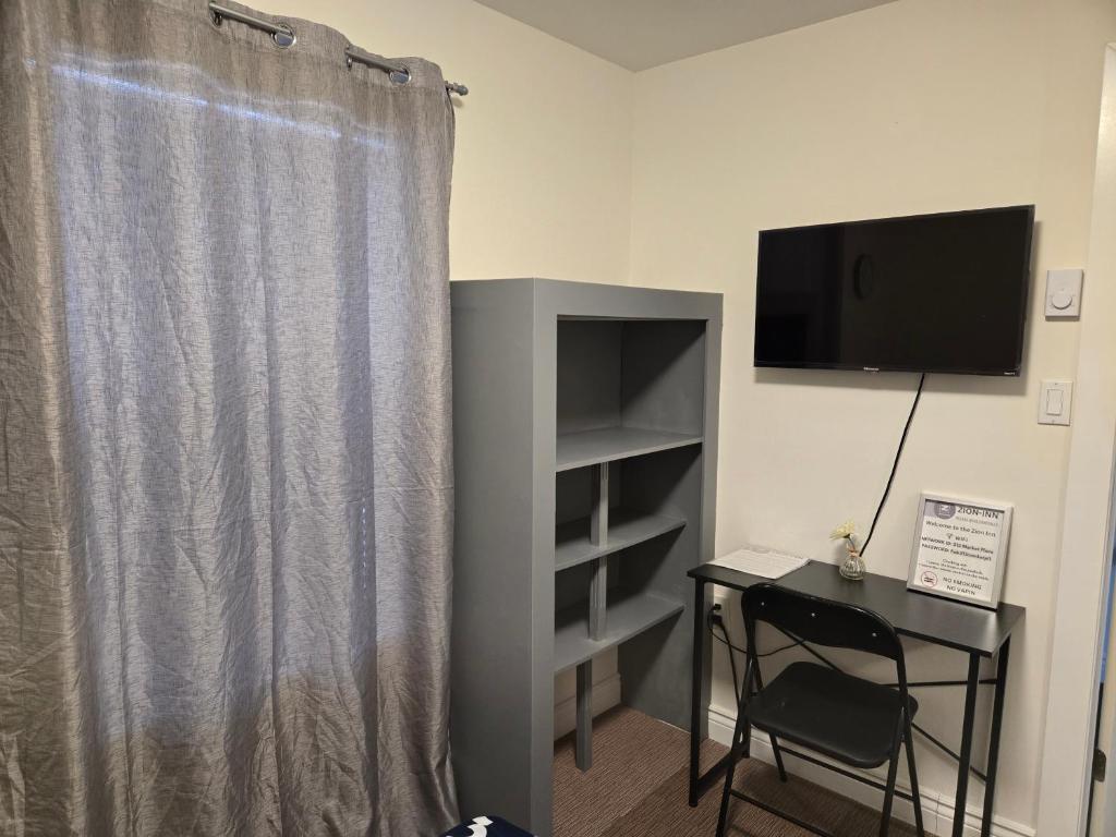 Televiisor ja/või meelelahutuskeskus majutusasutuses Market place room 2