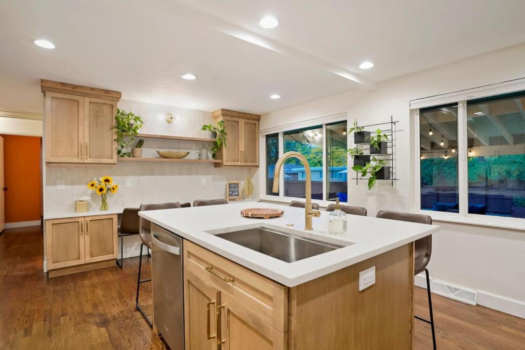 eine Küche mit Spüle und Theke in der Unterkunft BRAND NEW Classic Fire Pit 2 Kings Pet Friendly in Arvada