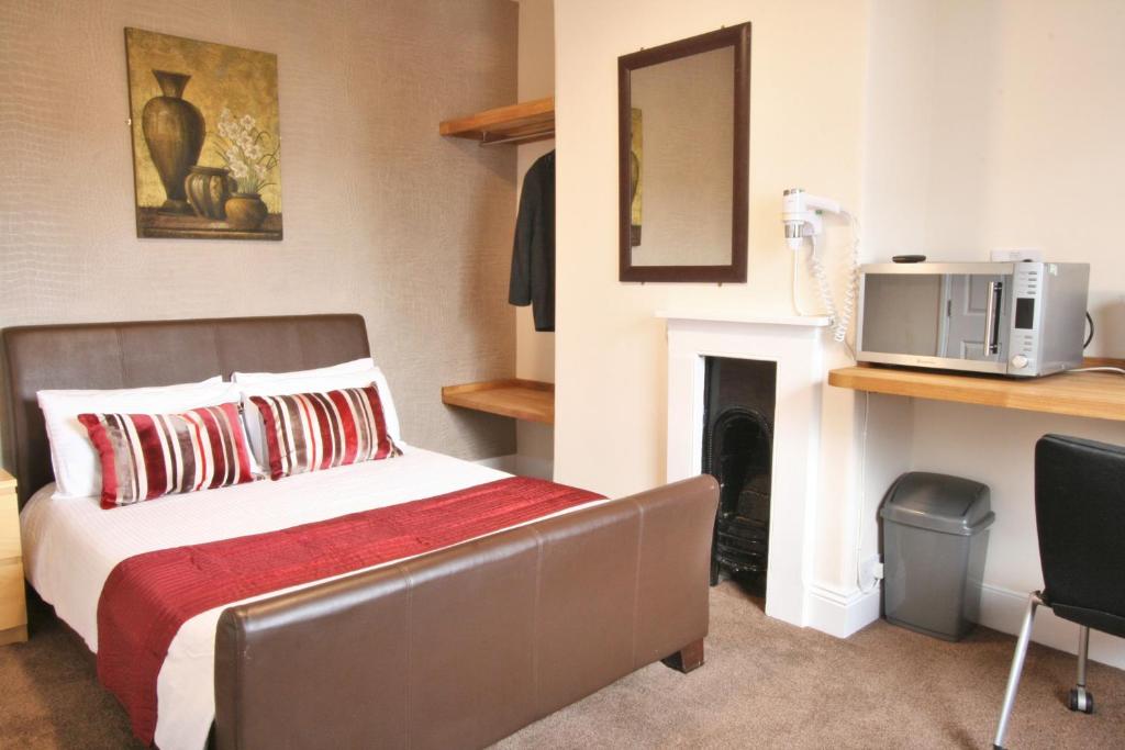 Kuchyň nebo kuchyňský kout v ubytování Central Hotel Cheltenham by Roomsbooked