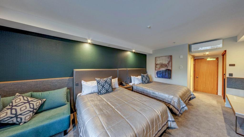 Postel nebo postele na pokoji v ubytování Distinction Luxmore Hotel