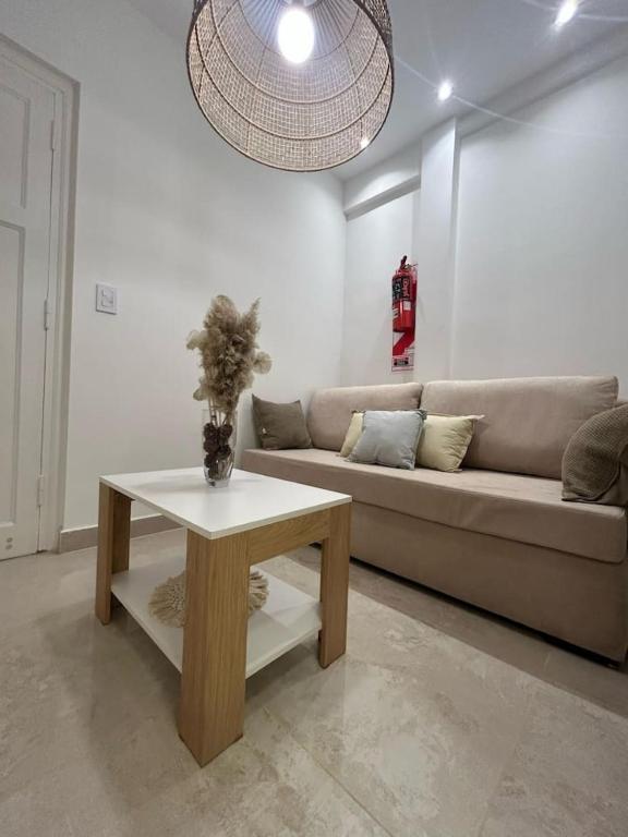 salon z kanapą i stołem w obiekcie Comodo dpto para 2 en pleno centro de Salta - Bonavista Rentals w mieście Salta